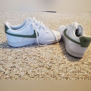 Women's US size 8 white Nike shoes with a sage green nike sign.